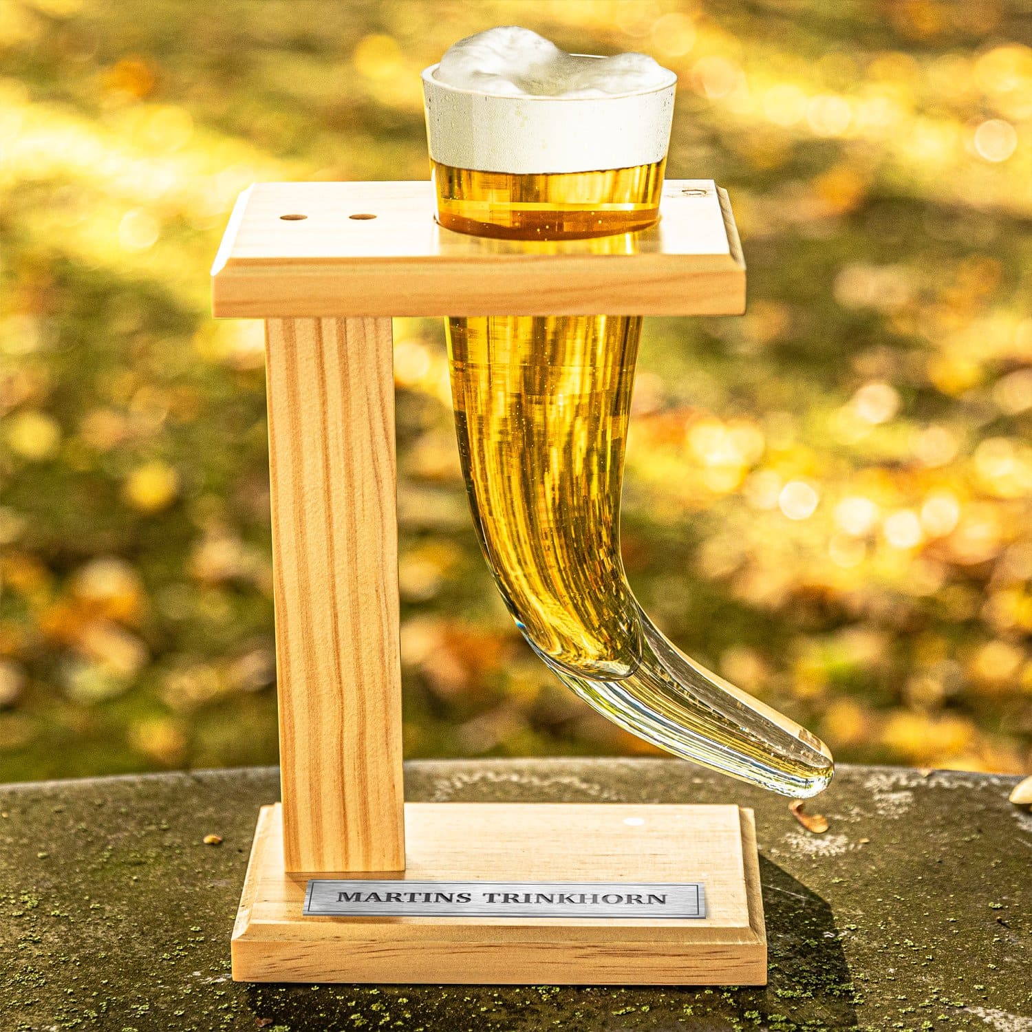 Trinkhorn mit Personalisierung - Trinkhorn aus Glas inkl. Holzständer - 500 ml Fassungsvermögen