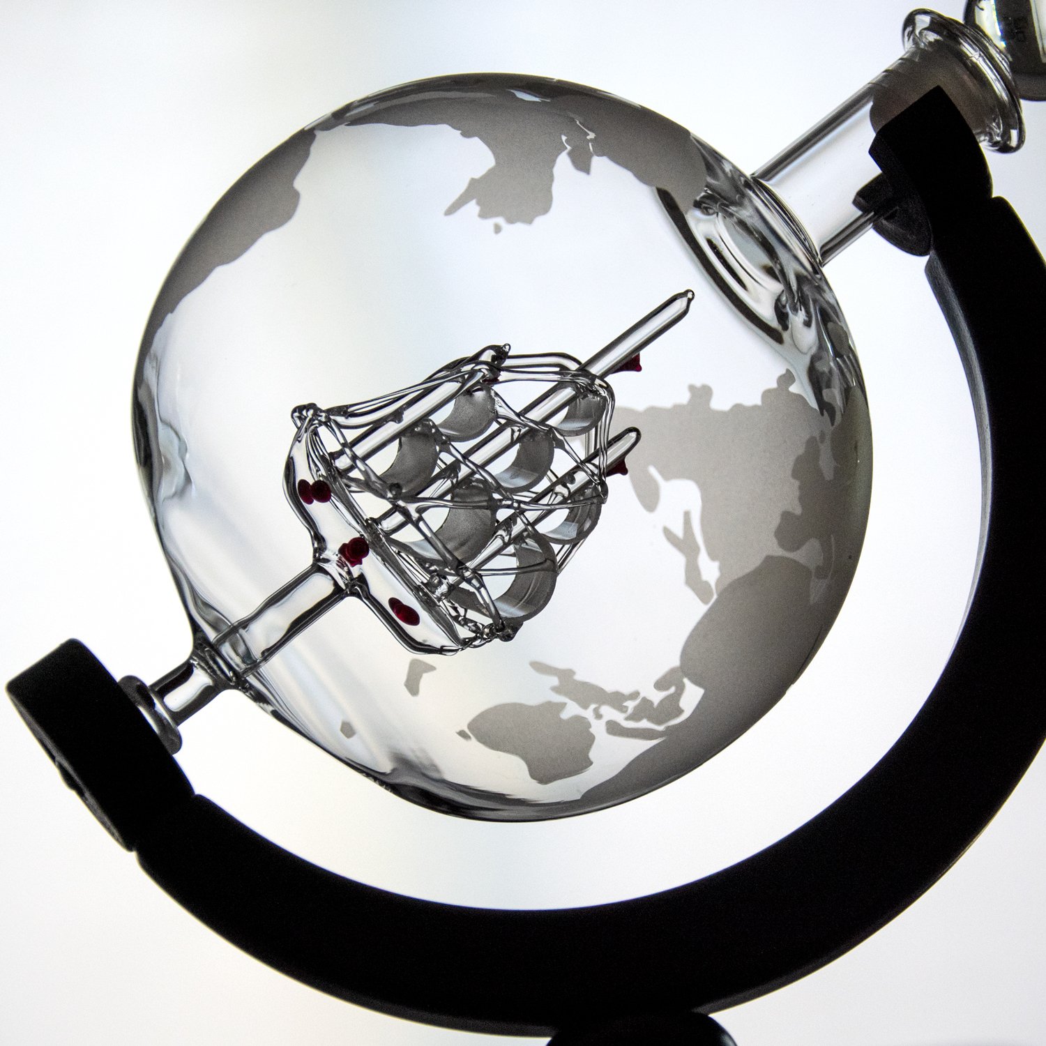 Glaskaraffe Globus mit Segelschiff aus Glas