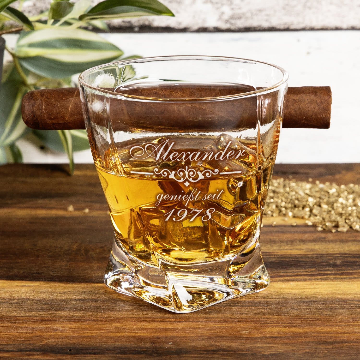 Whiskyglas mit Zigarrenablage