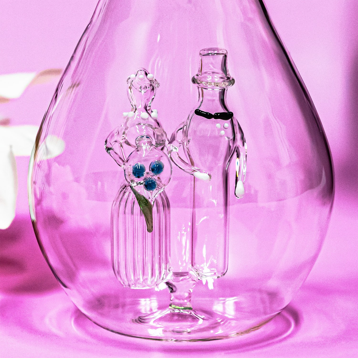 Glasflasche mit Brautpaar und Gravur